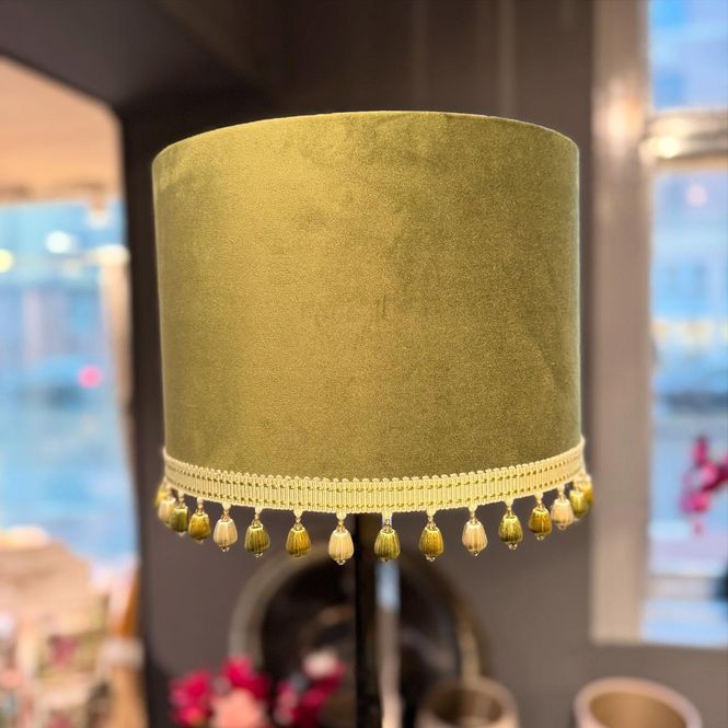 Hovedbilde Lampeskjerm med Delano Drop Fringe i fargen Leaf ...
