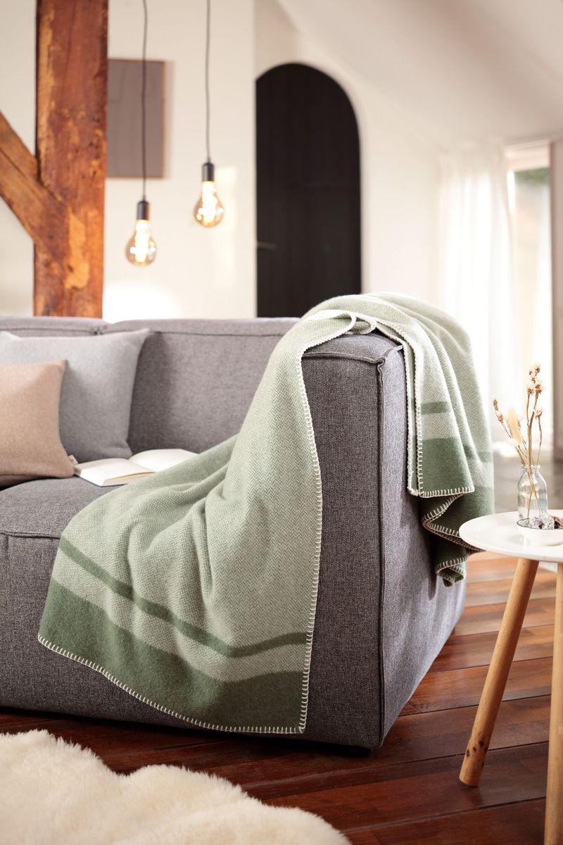 Pledd i 150 x 200cm i nydelig resirkulert ull 798350 Stripe