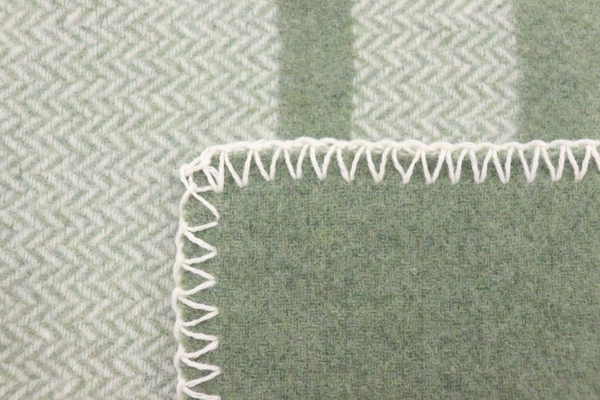 Pledd i 150 x 200cm i nydelig resirkulert ull 798350 Stripe