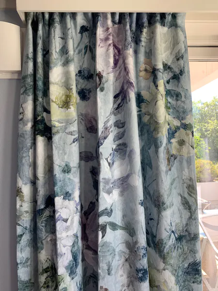 Hovedbilde Gardiner i blomstrete lin fra Designers Guild