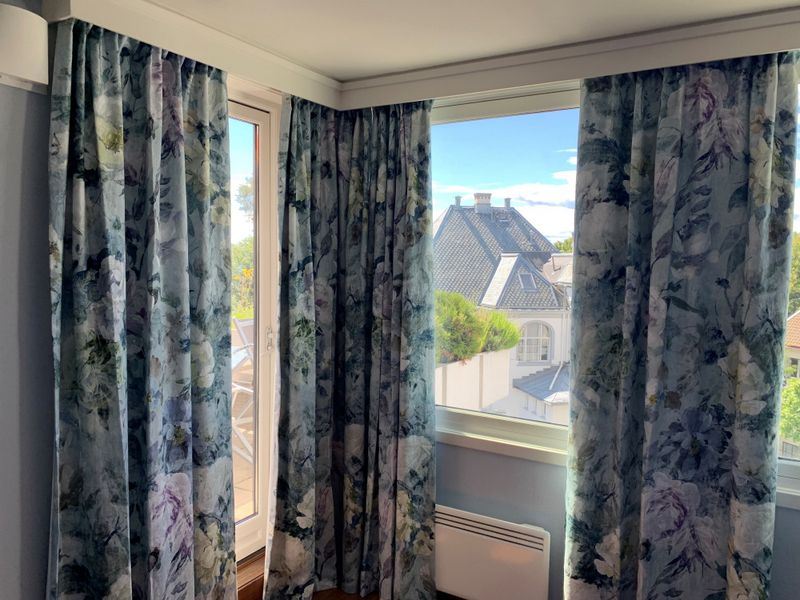 Gardiner i blomstrete lin fra Designers Guild