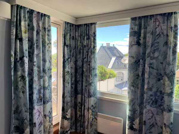 Hovedbilde Gardiner i blomstrete lin fra Designers Guild