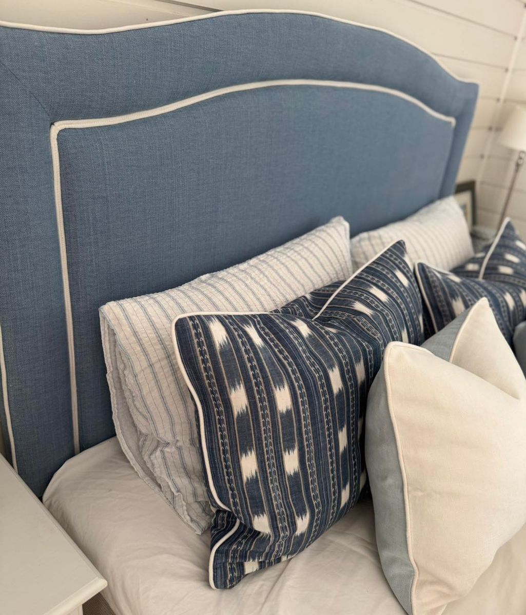Sengagavl trukket i stoffet Linara - med piping 