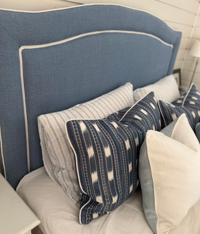 Sengagavl trukket i stoffet Linara - med piping 