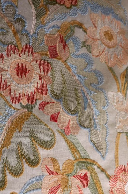 Gripsholm stol trukket i Tapestru Flowers F4666-02  fra Colefax&Fowler