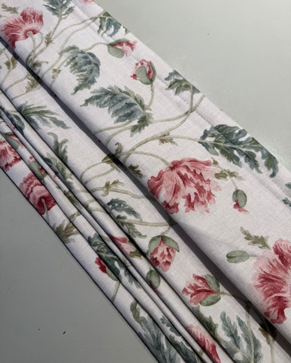 Liftgardin i stoffet Eleanora F4909-01 pink Green fra  Colefax & Fowler 