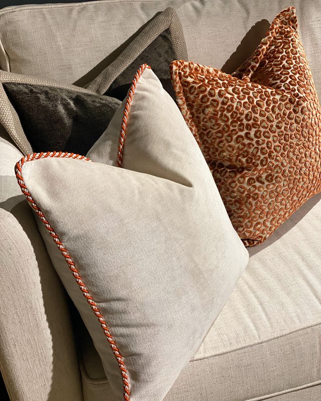 Pute med trimmings  i Wagram Colour  Terracotta fra Manuel Canov